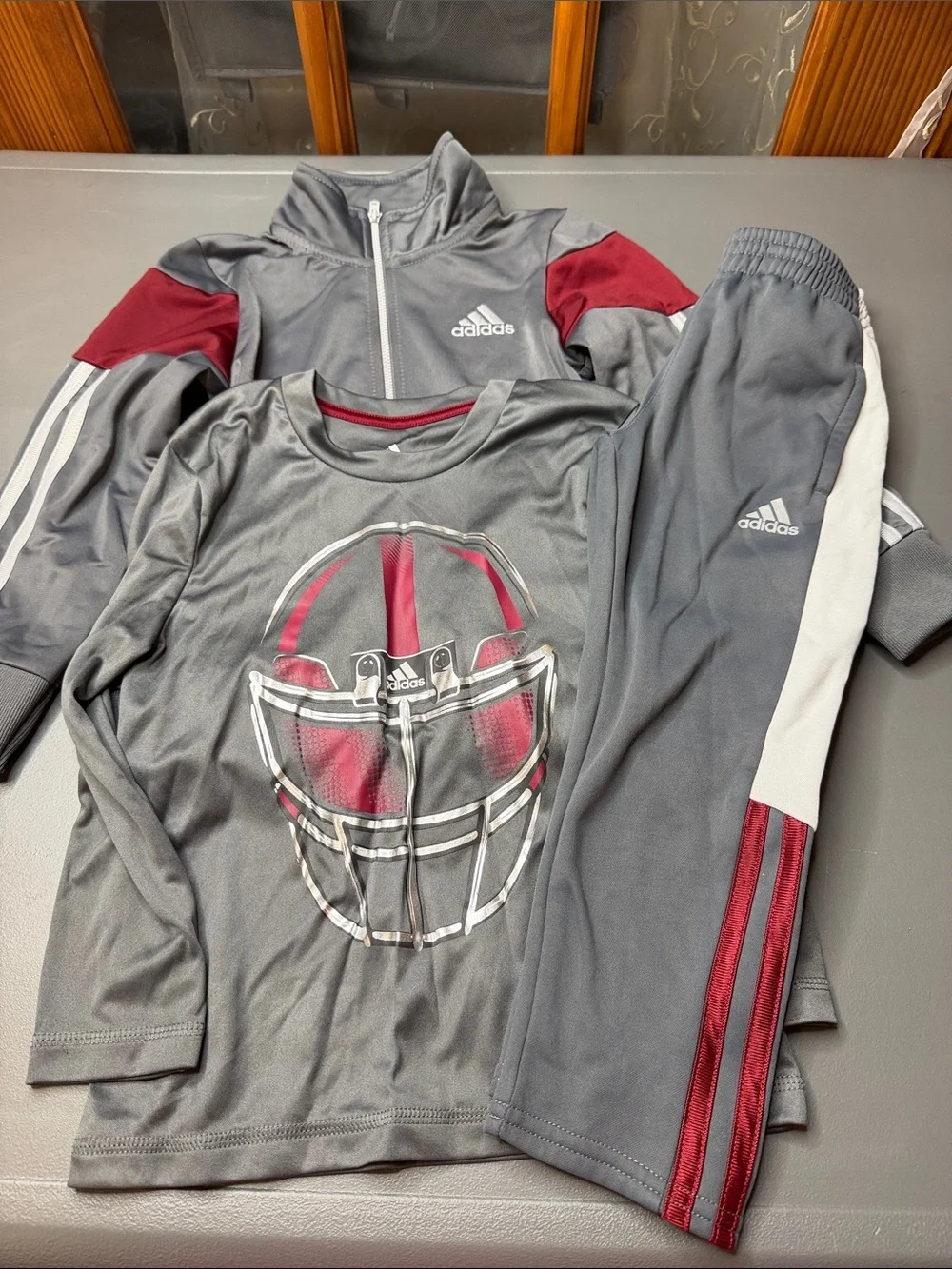 Kid’s adidas Gray & Maroon Kids 3-Piece Set. Size: 4